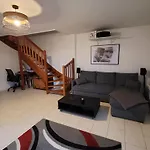 Duplex Proche Avec Ecran Cinema שסי